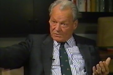 Fotoausschnitt aus einem Interview von Horst Schättle mit Willy Brandt für die ZDF-Sendung „Zeugen des Jahrhunderts“ im Dezember 1988 zu Brandts Bruch mit der SPD 1931.