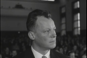 Fotoausschnitt aus der Wochenschau vom 9. Oktober 1957 zu Brandts Wahl als Regierender Bürgermeister Berlins.