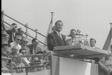 Fotoausschnitt aus der Wochenschau vom 5. Mai 1959 zu Brandts Rede bei der 1. Maikundgebung in Berlin.