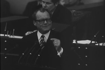 Fotoausschnitt aus der Wochenschau vom 23. Mai 1972: In diesem Ausschnitt geht es um die Debatte im Bundestag bezüglich der Ratifizierung der Ostverträge, die eine Annäherung zwischen Ost und West anstreben.