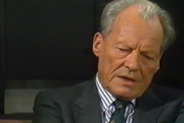 Fotoausschnitt aus einem Interview von Horst Schättle mit Willy Brandt für die ZDF-Sendung „Zeugen des Jahrhunderts“ im Dezember 1988 zu Brandts Rücktritt als Kanzler 1974 und über die Rolle Herbert Wehners in der Guillaume-Affäre.