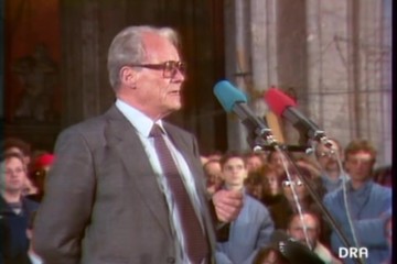 Fotoausschnitt aus einer Sendung des DDR-Fernsehens, der die Rede Willy Brandts in der Rostocker Marienkirche am 6. Dezember 1989 zeigt.