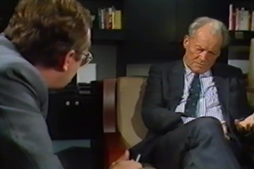 Fotoausschnitt aus einem Interview von Horst Schättle mit Willy Brandt für die ZDF-Sendung „Zeugen des Jahrhunderts“ im Dezember 1988 zu Konrad Adenauer und Kurt Schumacher und warum die Große Koalition mit diesen beiden Persönlichkeiten nicht zustande kommen konnte.
