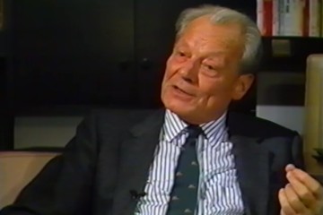 Fotoausschnitt aus einem Interview von Horst Schättle mit Willy Brandt für die ZDF-Sendung „Zeugen des Jahrhunderts“ im Dezember 1988 zu Brandts Rolle im Kalten Krieg.
