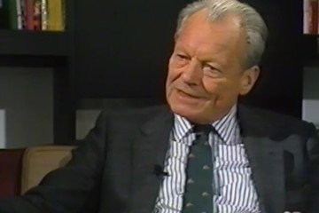 Fotoausschnitt aus einem Interview von Horst Schättle mit Willy Brandt für die ZDF-Sendung „Zeugen des Jahrhunderts“ im Dezember 1988 zur Aufrüstungen in Zeiten der Entspannung.