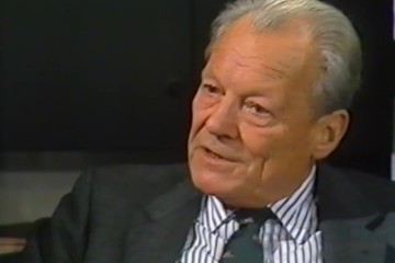 Fotoausschnitt aus einem Interview von Horst Schättle mit Willy Brandt für die ZDF-Sendung „Zeugen des Jahrhunderts“ im Dezember 1988 zum NATO-Doppelbeschluss und Abrüstung.