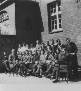 Schwarz-Weiß-Gruppenfoto der Schulklasse Willy Brandts am Johanneum mit Lehrer im Schulhof.