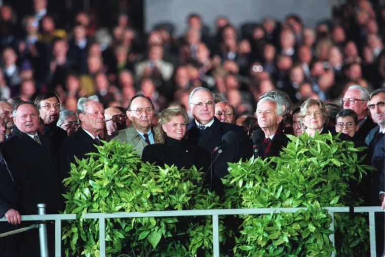 Willy Brandt auf der Tribüne zusammen mit Bundeskanzler Helmut Kohl und weiteren Gästen bei der Feier zur deutschen Einheit.