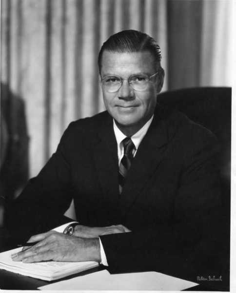 Angaben zur Person: Robert McNamara (1916-2009)