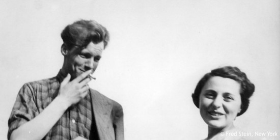 Der junge Willy Brandt steht mit einer Zigarette im Mund neben Rosa Lenz. Aufgenommen wurde das Foto in der Nähe von Paris, Frankreich. Fotografie in Schwarz-Weiß. Öffnet eine Auflistung der Reisen in den Jahren von 1927 bis 1940.