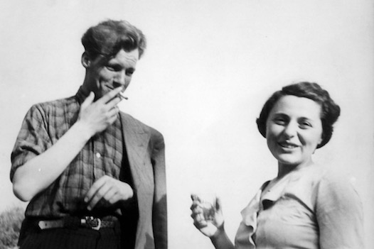 Der junge Willy Brandt steht mit einer Zigarette im Mund neben Rosa Lenz. Aufgenommen wurde das Foto in der Nähe von Paris, Frankreich