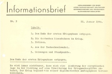 Ausschnitt eines Informationsbriefes der Arbeitsgemeinschaft Deutscher, Österreichischer und Tschechisch-Slowakischer Sozialisten vom 22. Januar 1940. Inhaltsverzeichnis: 1. Dem Ende der ersten Kriegsphase entgegen. 2. Die deutsche Eisenbahn im Krieg. 3. Notizen. 4. Aus der Tschechoslowakei. 5. Meinungen und Standpunkte. Zu „Dem Ende der ersten Kriegsphase entgegen“ steht: „Es wird immer sichtbarer, dass sich eine Änderung der europäischen Lage in der Richtung auf eine Erweiterung der Kriegsschauplätze anbahnt. Der Krieg beginnt aus seiner diplomatischen Anfangsphase herauszuwachsen.“ Hier endet der Abschnitt.