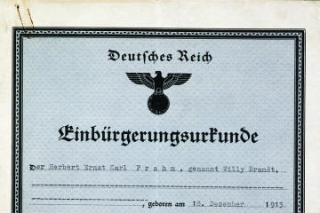 Ausschnitt der Einbürgerungsurkunde „Deutsches Reich“ für Herbert Ernst Karl Frahm, genannt Willy Brandt. Zu sehen ist noch der Reichsadler, lediglich das Hakenkreuz wurde händig übermalt.