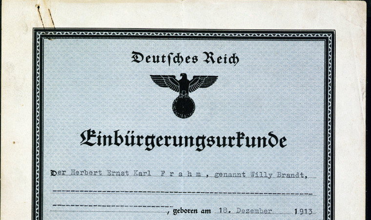 Ausschnitt der Einbürgerungsurkunde „Deutsches Reich“ für Herbert Ernst Karl Frahm, genannt Willy Brandt. Zu sehen ist noch der Reichsadler, lediglich das Hakenkreuz wurde händig übermalt.