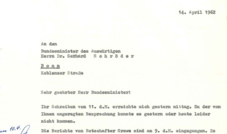 Ausschnitt eines Briefes von Willy Brandt als Regierender Bürgermeister Berlins an den Außenminister Dr. Gerhard Schröder vom 14. April 1962. „Sehr geehrter Herr Bundesaußenminister! Ihr Schreiben vom 11. des Monats erreichte mich gestern Mittag. Zu der von Ihnen angeregten Besprechung konnte es gestern oder heute leider nicht kommen. Die Berichte von Botschafter Grewe sind am 9. des Monats eingegangen. Es“. Hier endet der Ausschnitt.