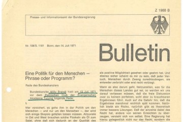 Zu sehen ist ein Ausschnitt eines Bulletins des Presse- und Informationsamtes der Bundesregierung vom 14. Juli 1971. Zu lesen ist eine Rede des Bundeskanzlers Willy Brandt vor dem Politischen Club der Evangelischen Akademie Tutzing mit dem Titel: „Eine Politik für den Menschen – Phrasen oder Programm?“