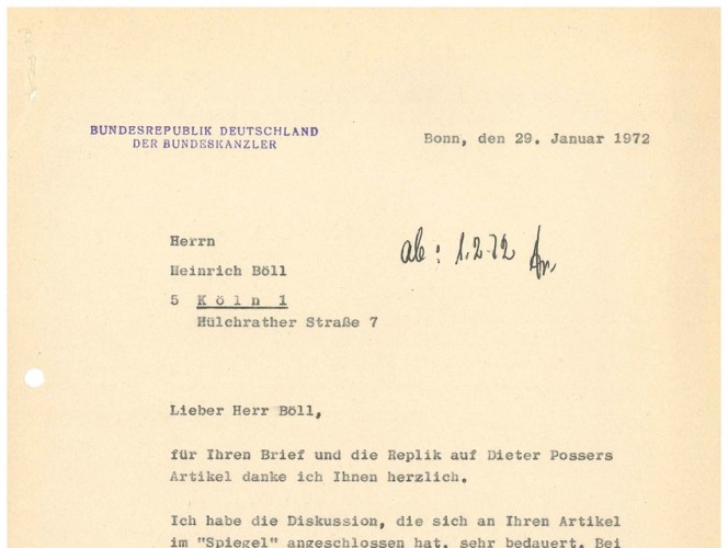 Ausschnitt eines Briefes von Bundeskanzler Willy Brandt vom 29. Januar 1972 an Heinrich Böll: „Lieber Herr Böll, für Ihren Brief und die Replik auf Dieter Possers Artikel danke ich Ihnen herzlich. Ich habe die Diskussion, die sich an Ihren Artikel im „Spiegel“ angeschlossen hat, sehr bedauert. Bei“. Hier endet der Ausschnitt.