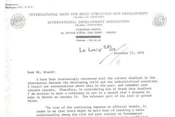 Zu sehen ist der Ausschnitt eines Briefes von Robert McNamara, dem Präsidenten der Weltbank, an Willy Brandt am 27. Dezember 1976: „Dear Mr. Brandt: I have been increasingly concerned with the current deadlock in the discussion between the developing world and the industrialized countries. I recall our conversations about this in the past, and remember your sincere concern. Therefore, in considering how to break this deadlock I am anxious to make a reference to you in a speech that I propose to make in Boston on January 14. The relevant part of the text is quoted below. „In view of the continuing impasse at official levels, it seems to me that there might be more hope of reaching a basic understanding among the rich and poor nations on fundamental development issues, if a high-level but deliberately unofficial and private commission were organized to examine the problem and“ Hier endet der Abschnitt.