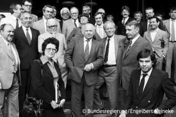 Gruppenfoto mit Willy Brandt und dem Präsidium der Sozialistischen Internationalen. Fotografie in Schwarz-Weiß. Öffnet weitere Informationen zur Brandts Präsidentschaft in der Sozialistischen Internationalen.