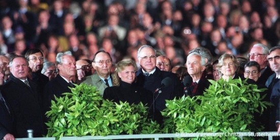 Willy Brandt auf der Tribüne zusammen mit Bundeskanzler Helmut Kohl und weiteren Gästen bei der Feier zur deutschen Einheit. Öffnet weitere Informationen zur Deutschen Einheit.