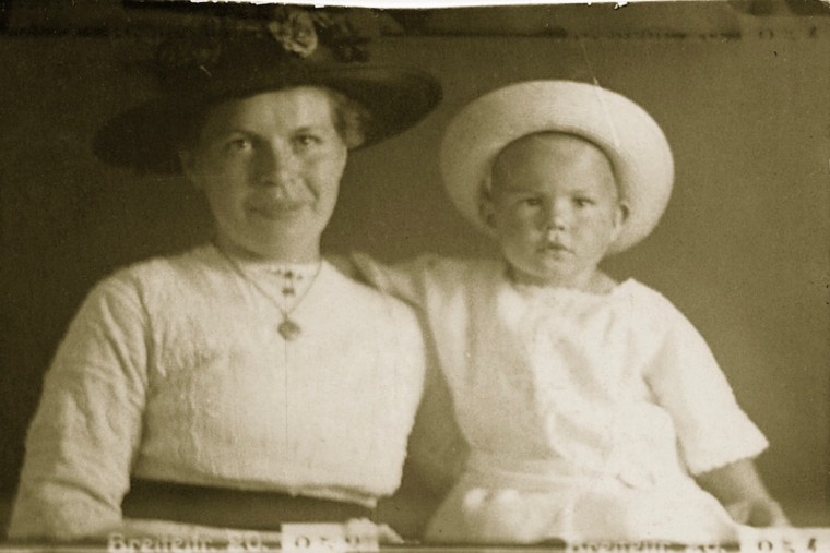 Sepia-Aufnahme von Willy Brandt und seiner Mutter Martha Frahm, beide mit Hut.