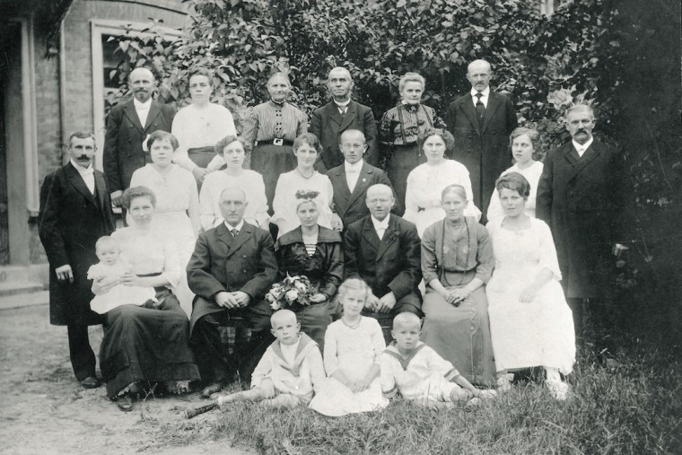 Schwarz-Weiß-Gruppenfoto von der Hochzeit von Ludwig Frahm und Dorothea Sahlmann.