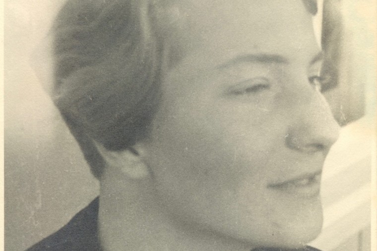 Nahaufnahme in Sepia von Gertrud Meyers Gesicht aus dem Jahr 1937.