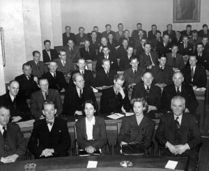 Schwarz-Weiß-Aufnahme aus dem Jahr 1944 von einem Treffen des Dachverbands der norwegischen Gewerkschaften in Stockholm, bei dem auch Willy Brandt zu sehen ist.