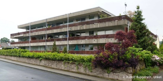 Außenansicht von Willy Brandts Apartment in einem Mehrfamilienhaus in Unkel bei Bonn. Öffnet weitere Informationen zu seinen Wohnorten.