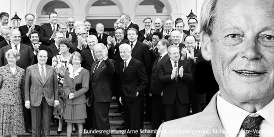 Schwarz-Weiß-Collage eines Porträts von Willy Brandt und im Hintergrund eines Gruppenfotos beim Empfang zu Brandts 75. Geburtstag beim Bundespräsidenten. Öffnet den multimedialen Zeitstrahl der Jahre von 1975 bis 1982.