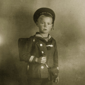 Sepia-Aufnahme aus dem Jahr 1920 von Willy Brandt bei dessen Einschulung.