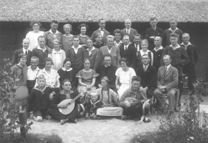 Schwarz-Weiß-Aufnahme eines Gruppenfotos der Lübecker Naturfreunde aus dem Jahr 1926, auf dem auch Willy Brandt und seine Mutter Martha zu sehen sind.
