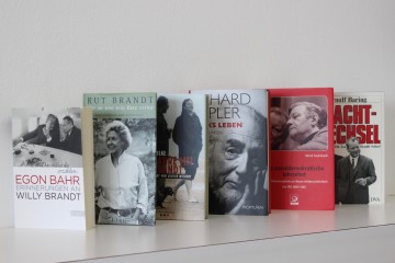 Aufreihung verschiedener Buchcover: „Erinnerungen an Willy Brandt“, „Wer an wen sein Herz verlor“, „Meine Jahre mit Willy Brandt. Die ganz persönlichen Erinnerungen seines engsten Mitarbeiters“, „Links leben. Erinnerungen eines Wertkonservativen“, „Das sozialdemokratische Jahrzehnt. Von der Reformeuphorie zur neuen Unübersichtlichkeit“ und „Machtwechsel. Die Ära Brandt-Scheel“. Öffnet eine Liste mit Übersichtswerken, Memorien und Biografien von Zeitgenossen Willy Brandts.