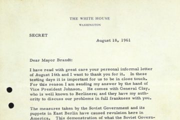 Zu sehen ist der Ausschnitt eines Antwortschreibens des amerikanischen Präsidenten John F. Kennedy vom 18. August 1961. „Dear Mayor Brandt: I have read with great care your personal informal letter of August 16th and I want to thank you for it. In these testing days it is important for us to be in close touch. For this reason I am sending my answer by the hand of Vice President Johnson. He comes with General Clay, wo is well known to Berliners; and they have my authority to discuss our problems in full frankness with you. The measures taken by the Soviet Government and its puppets in East Berlin have caused revulsion here in Amerika. This demonstration of what the Soviet Govern“ Hier endet der Bildausschnitt.