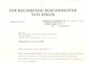 Zu sehen ist der Ausschnitt eines Briefes an den Präsidenten der Vereinigten Staaten von Amerika John Fitzgerald Kennedy vom 16. August 1961. „Sehr verehrter Herr Präsident! Nach den Entwicklungen der letzten drei Tage in meiner Stadt möchte ich Ihnen in diesem persönlichen und informellen Schreiben einige der Gedanken und Gesichtspunkte mitteilen, die mich bewegen. “ Hier endet der Bildausschnitt.