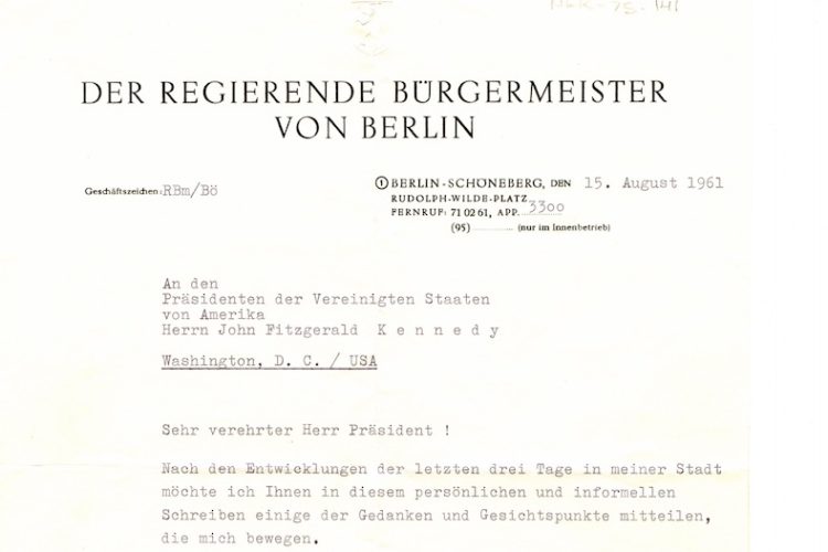 Zu sehen ist der Ausschnitt eines Briefes an den Präsidenten der Vereinigten Staaten von Amerika John Fitzgerald Kennedy vom 16. August 1961. „Sehr verehrter Herr Präsident! Nach den Entwicklungen der letzten drei Tage in meiner Stadt möchte ich Ihnen in diesem persönlichen und informellen Schreiben einige der Gedanken und Gesichtspunkte mitteilen, die mich bewegen. “ Hier endet der Bildausschnitt.