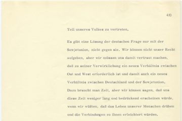 Zu sehen ist der Ausschnitt einer Rede Brandts mit dem Wortlaut: "Teil unseres Volkes zu vertreten. Es gibt eine Lösung der deutschen Frage nur mit der Sowjetunion, nicht gegen sie. Wir können nicht unser Recht aufgeben, aber wir müssen uns damit vertraut machen, dass zu seiner Verwirklichung ein neues Verhältnis zwischen Ost und West erforderlich ist und damit auch ein neues Verhältnis zwischen Deutschland und der Sowjetunion. Dazu braucht man Zeit, aber wir können sagen, dass uns diese Zeit weniger lang und bedrückend erscheinen würde, wenn wir wüssten, dass das Leben unserer Menschen darüber und die Verbindung zu ihnen erleichtert würden.“ Hier endet der Ausschnitt.