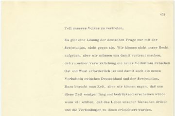 Zu sehen ist der Ausschnitt einer Rede Brandts mit dem Wortlaut: "Teil unseres Volkes zu vertreten. Es gibt eine Lösung der deutschen Frage nur mit der Sowjetunion, nicht gegen sie. Wir können nicht unser Recht aufgeben, aber wir müssen uns damit vertraut machen, dass zu seiner Verwirklichung ein neues Verhältnis zwischen Ost und West erforderlich ist und damit auch ein neues Verhältnis zwischen Deutschland und der Sowjetunion. Dazu braucht man Zeit, aber wir können sagen, dass uns diese Zeit weniger lang und bedrückend erscheinen würde, wenn wir wüssten, dass das Leben unserer Menschen darüber und die Verbindung zu ihnen erleichtert würden.“ Hier endet der Ausschnitt.