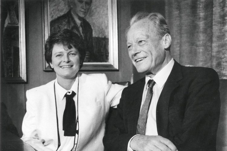 Schwarz-Weiß-Aufnahme von Willy Brandt neben der norwegischen Politikerin Gro Harlem Brundtland im Jahre 1986.