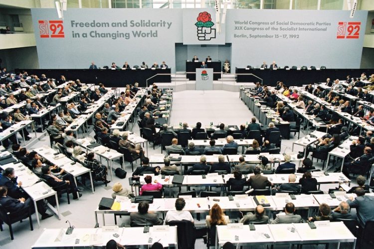 Fotografie des Sitzungsraums des 19. Weltkongresses der Sozialistischen Internationalen in Berlin vom 15. bis 17. September 1992.