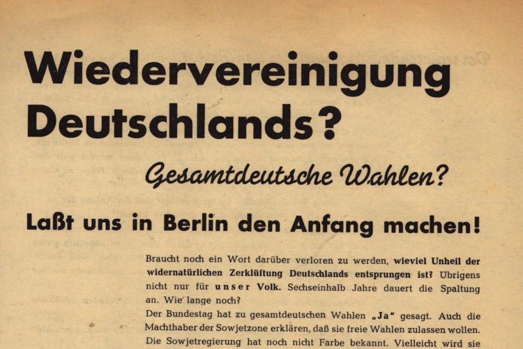 In schwarzer Schrift auf hellbraunem Papier ist ein SPD-Flugblatt von 1951 zu sehen, auf dem steht: „Wiedervereinigung Deutschlands? Gesamtdeutsche Wahlen? Lasst uns in Berlin den Anfang machen! Bracht noch ein Wort darüber verloren zu werden, wieviel Unheil der widernatürlichen Zerklüftung Deutschlands entsprungen ist? Übrigens nicht nur für unser Volk. Sechseinhalb Jahre dauert die Spaltung an. Wie lange noch? Der Bundestag hat zu gesamtdeutschen Wahlen „Ja“ gesagt. Auch die Machthaber der Sowjetunion erklären, dass sie freie Wahlen zulassen wollen. Die Sowjetunion hat noch nicht Farbe bekannt. Vielleicht wird sie“ Hier endet der Bildausschnitt.