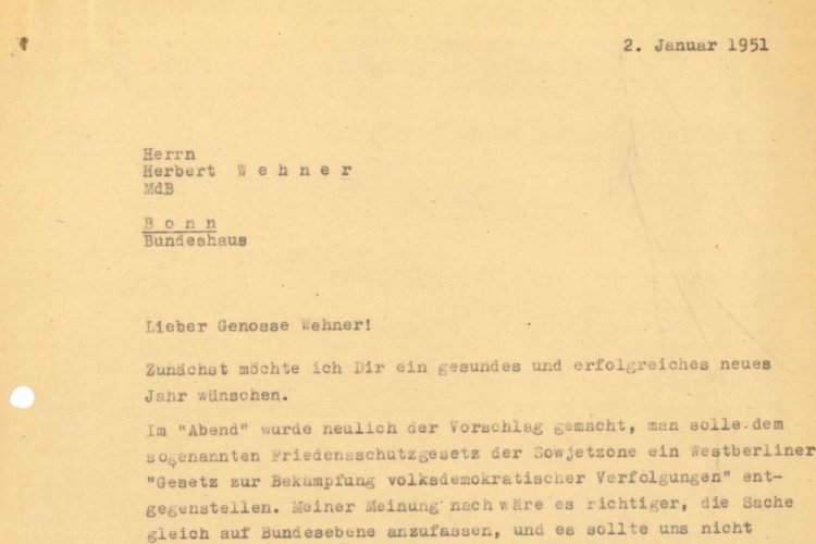 Zu sehen ist ein Ausschnitt eines Briefes an Herbert Wehner vom 2. Januar 1951. „Lieber Genosse Wehner! Zunächst möchte ich Dir ein gesundes und erfolgreiches Jahr wünschen. Im „Abend“ wurde neulich der Vorschlag gemacht, man solle dem sogenannten Friedensschutzgesetz der Sowjetunion ein Westberliner „Gesetz zur Bekämpfung volksdemokratischer Verfolgungen“ entgegenstellen. Meiner Meinung nach wäre es richtiger, die Sache gleich auf Bundesebene anzufassen, und es sollte uns nicht“ Hier endet der Bildausschnitt.