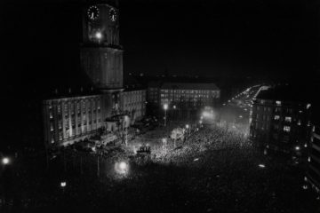 Schwarz-Weiß-Luftaufnahme des Rathaus Schönebergs mit der Trauerkundgebung für den ermordeten US-Präsidenten John F. Kennedy am 23. November 963.
