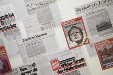 Collage aus verschiedenen deutschsprachigen Zeitungen wie der Frankfurter Allgemeine, der Süddeutschen Zeitung, der BILD sowie drei Cover des SPIEGELS. Öffnet weitere Informationen zu Meinungen über Willy Brandt.