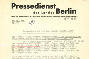 Zu sehen ist ein Ausschnitt einer Veröffentlich eines Presseausschnitts des Pressedienstes des Landes Berlin vom 15. Mai 1964 mit dem Titel „Deutschland und die Europäische Gemeinschaft“. Eine Rede des Regierenden Bürgermeisters Willy Brandt vor den Mitgliedern der Foreign Policy Association in New York. Der Vortrag hat folgenden Wortlaut: „Wie gerne hätte ich Ihnen heute einen Bericht über lauter schöne Erfolge gegeben. Aber es überrascht Sie gewiss nicht, “ Hier endet der Bildausschnitt.