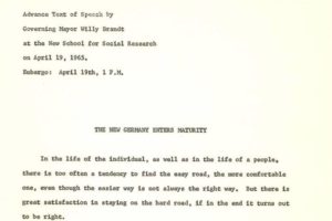 Zu sehen ist ein Ausschnitt einer Rede Willy Brandts im Jahr 1965 mit dem Titel „The new Germany enters maturity“. Anlässlich der Verleihung der Ehrendoktorwürde durch die New-School für Social Research in New York hielt der Regierender Bürgermeister Willy Brandt am Montag, dem 19. April, eine Ansprache, die folgenden Wortlaut hat: „In the life of the individual, as well as in the life of a people, there is too often a tendency to find the easy road, the more comfortable one, even though the easier way is not always the right way. But there is great satisfaction in staying on the hard road, if in the end it turns out to be right. “ Hier endet der Bildausschnitt.